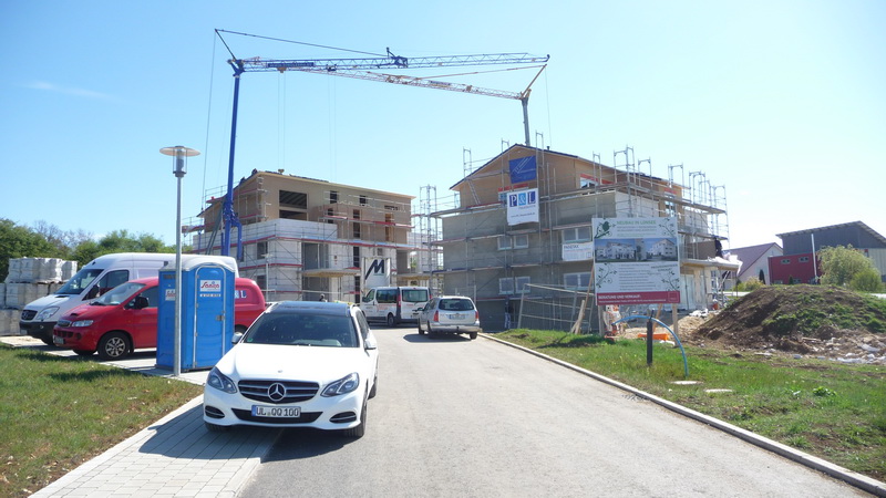 Mehrfamilienhaus im Bau mit Kran
