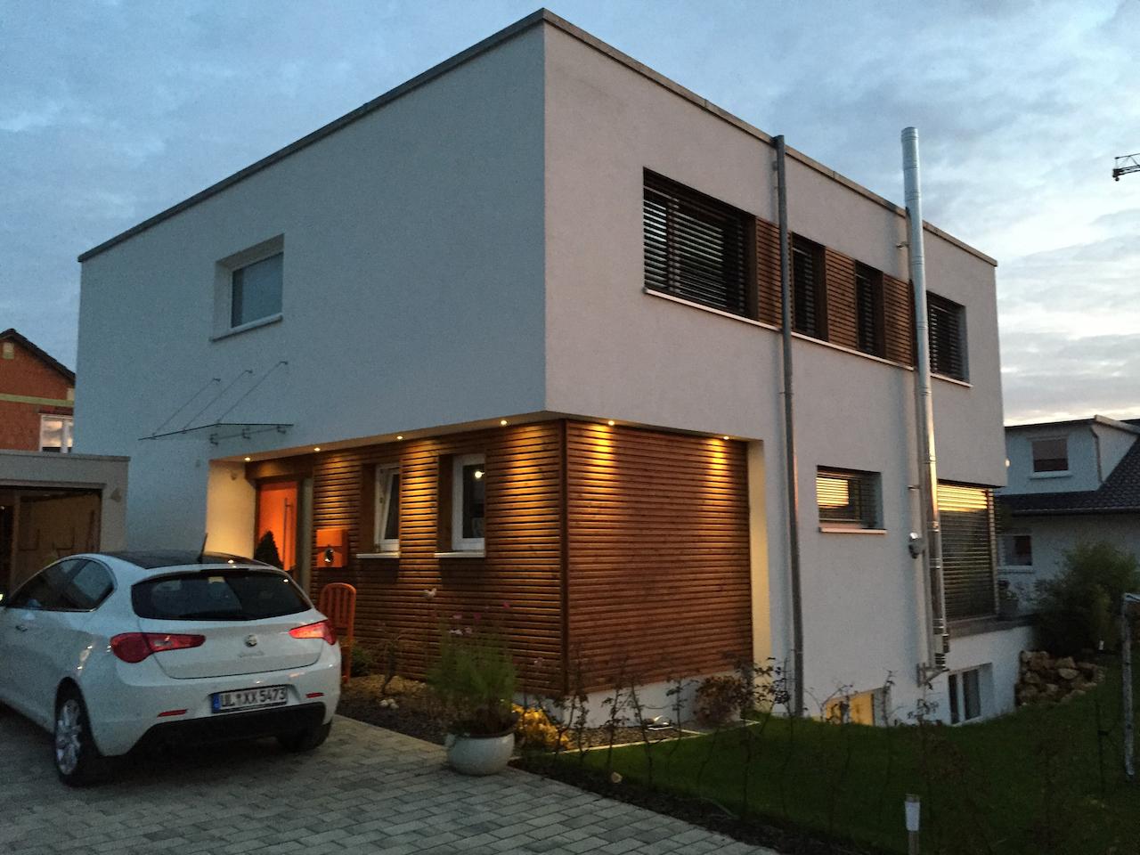Modernes Gebäude am Abend