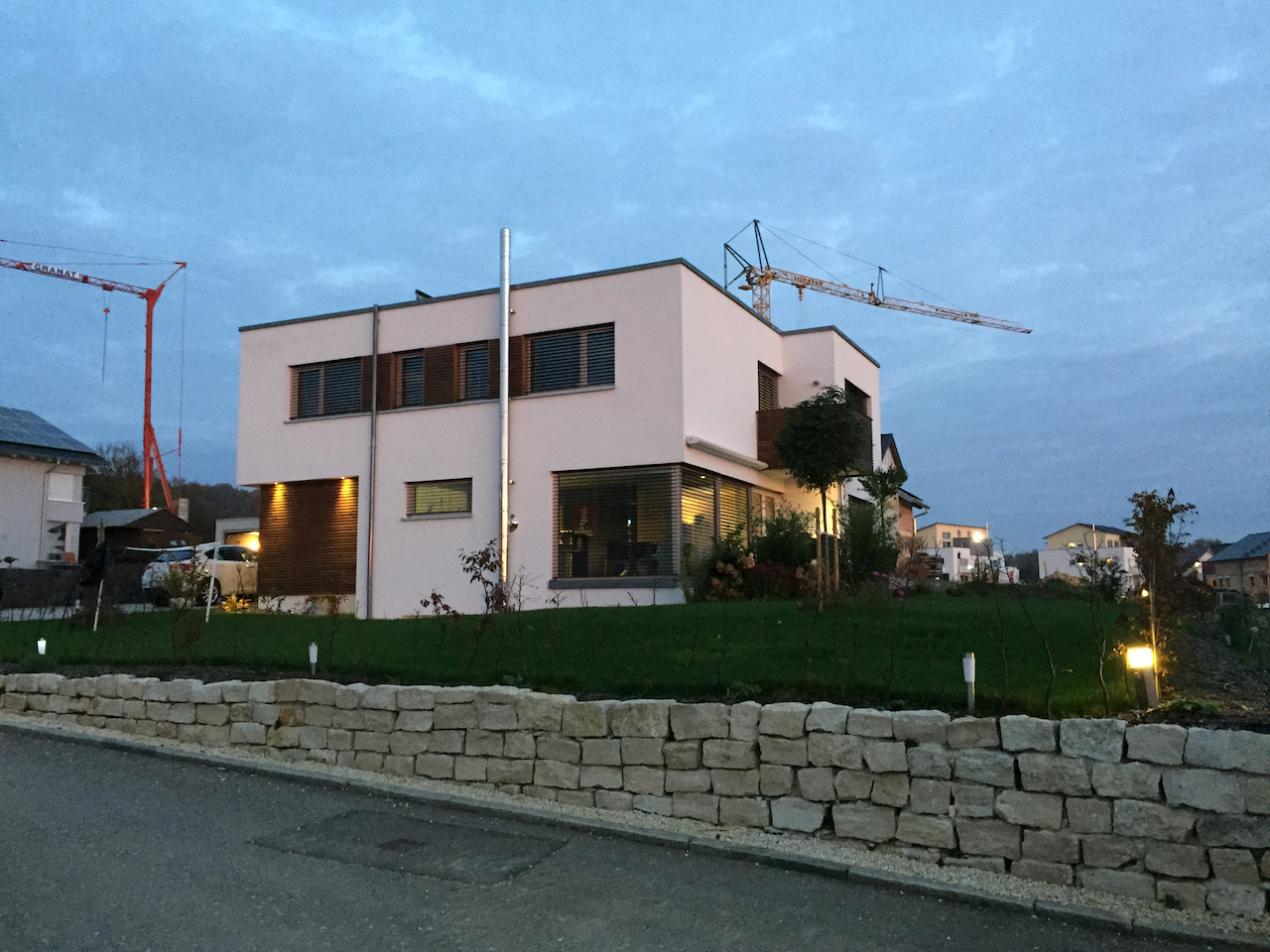 Fertiggestelltes modernes Wohnhaus in der Dämmerung